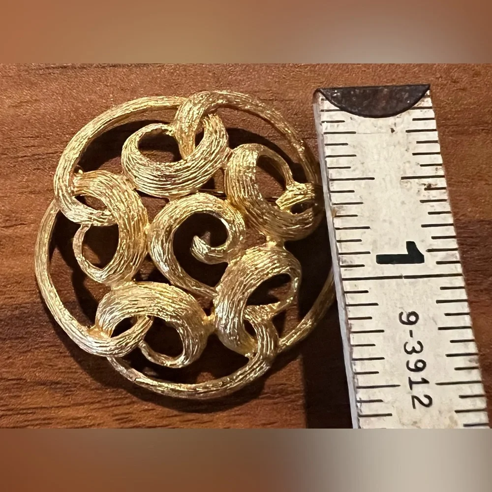 Vtg Sarah Coventry Scroll Circle Brooch Ladies Lapel Pin Brushed Gold Tone Round